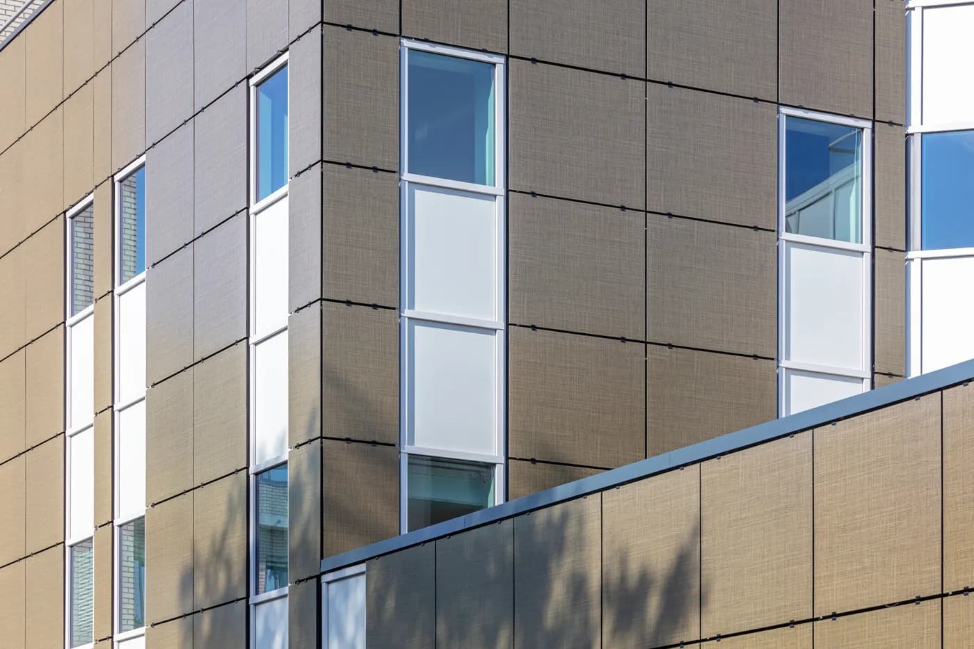 Efficiënte, kleikleurige zonnegevel voor ING kantoor Almere | Efficient, clay-coloured solar facade for ING office in Almere | Effiziente, lehmfarbene Solarfassade für das ING-Büro in Almere | Solarix