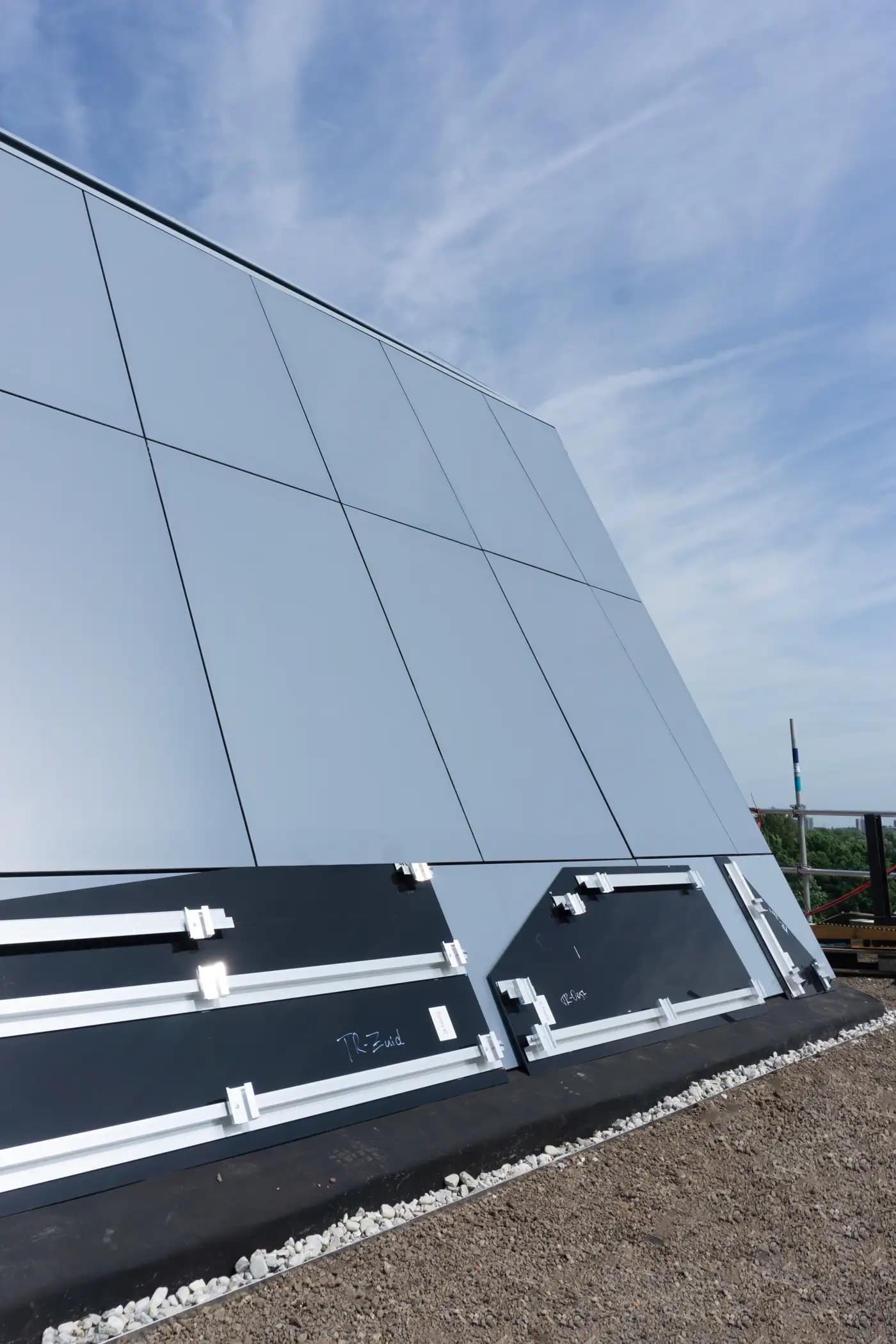 Zonnegevel en batterij-opslag als oplossing voor netcongestie | Solar facade and battery storage as a solution for grid congestion |  Solarfassade und Batteriespeicher als Lösung für Netzengpässe | Solarix