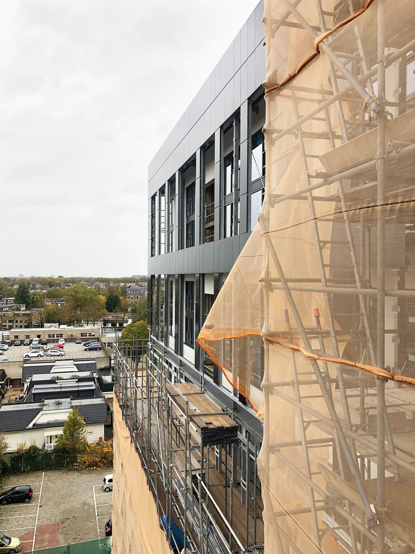 Montage gevel zonnepanelen Baobab gebouw De Kwekerij Utrecht | Solarix